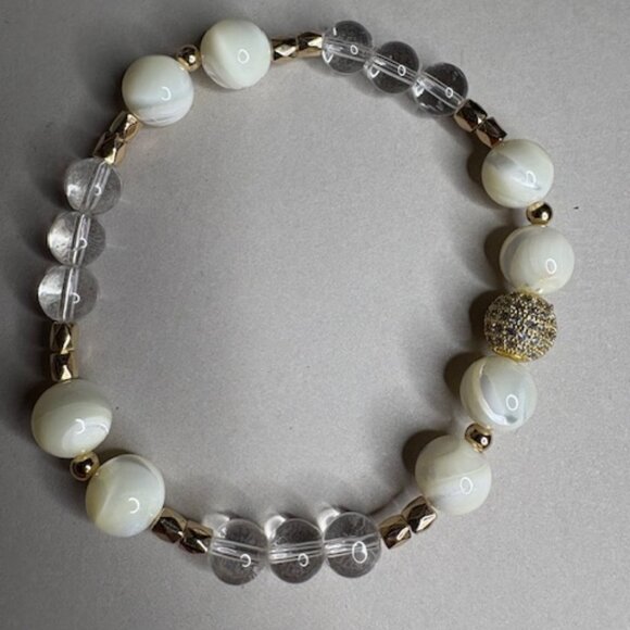 bracelet features a delicate and elegant design - Picture 2 of 3